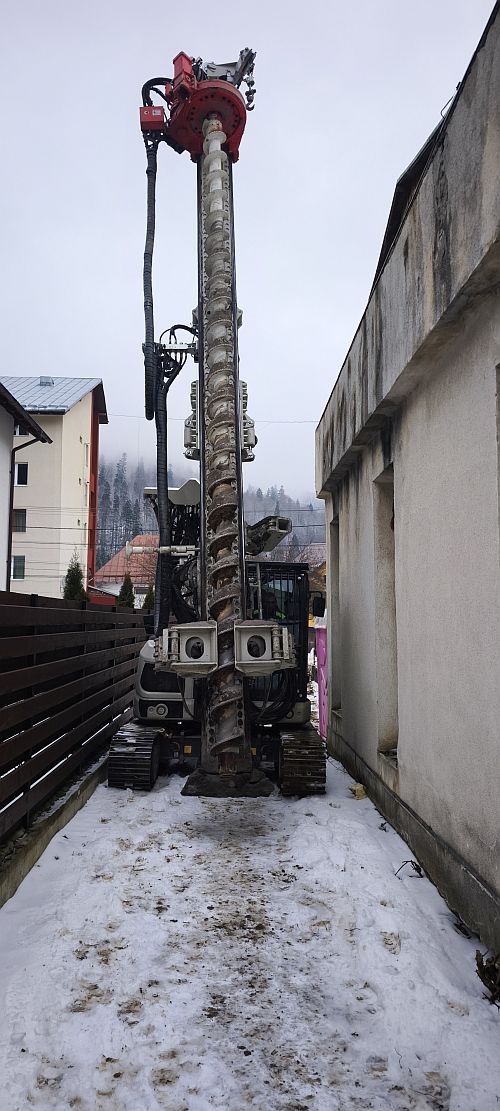 Managementul riscului în terenuri dificile: Depășirea pânzei freatice și a solurilor nisipoase prin foraje speciale